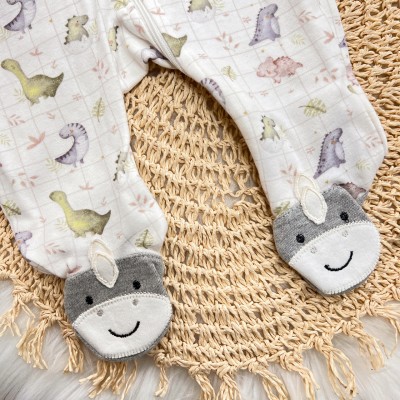 Macacão de Malha com Abertura em Zíper e pézinho bordado Dinos Babys - Off White e Mescla Macacão de Malha com Abertura em Zíper e pézinho bordado Dinos Babys - Off White e Mescla